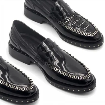 2023 Мужские лоферы для вождения из черной коровьей кожи с заклепками, модная мужская повседневная обувь в британском стиле